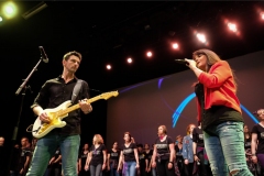 yoann-et-caroline-chantent-sur-scene